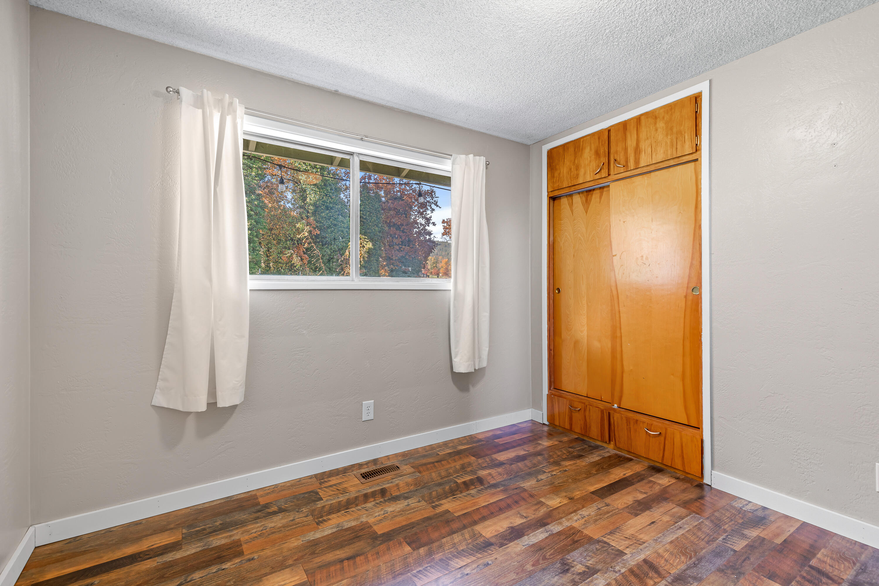3010 Sylvia Road Central Point, OR 97502 - Photo 24 of 65 an empty room with window and closet