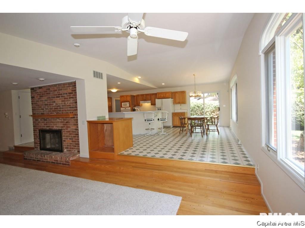 2304 Sylvan Road Springfield, IL 62704 - Photo 4 of 36 Gallery Image 4