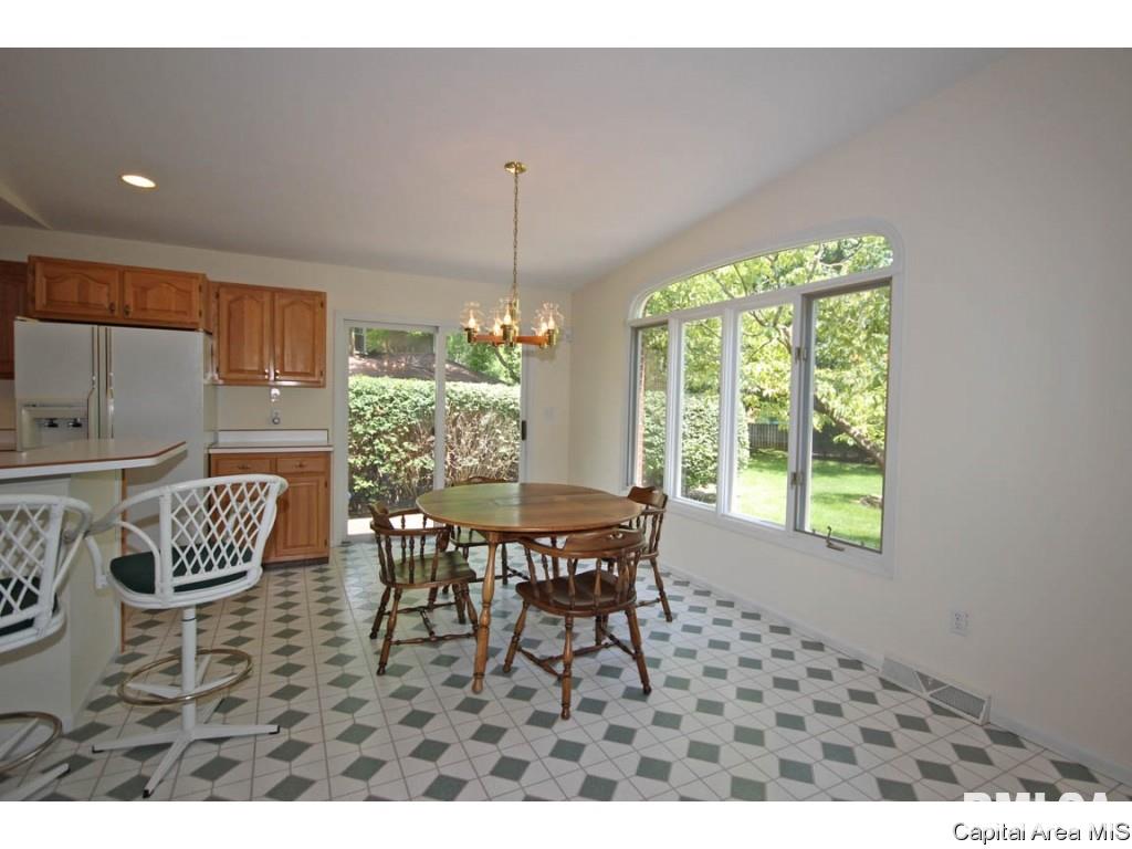 2304 Sylvan Road Springfield, IL 62704 - Photo 5 of 36 Gallery Image 5