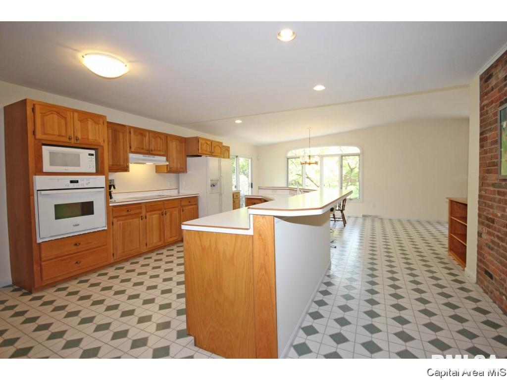 2304 Sylvan Road Springfield, IL 62704 - Photo 7 of 36 Gallery Image 7