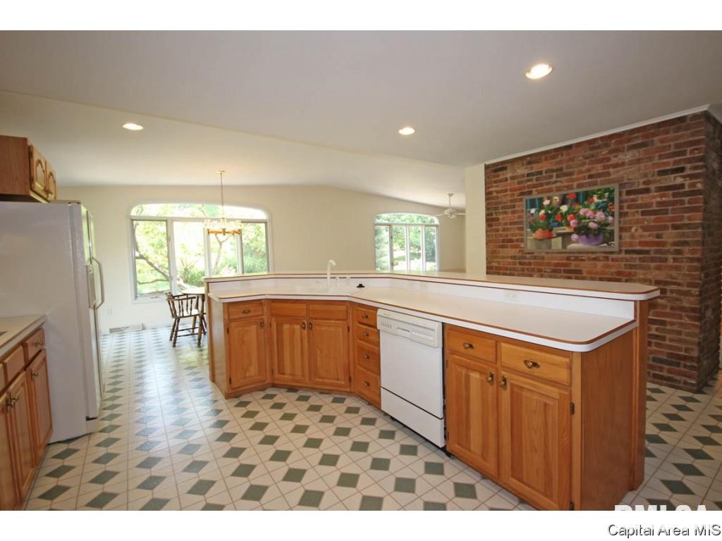 2304 Sylvan Road Springfield, IL 62704 - Photo 8 of 36 Gallery Image 8