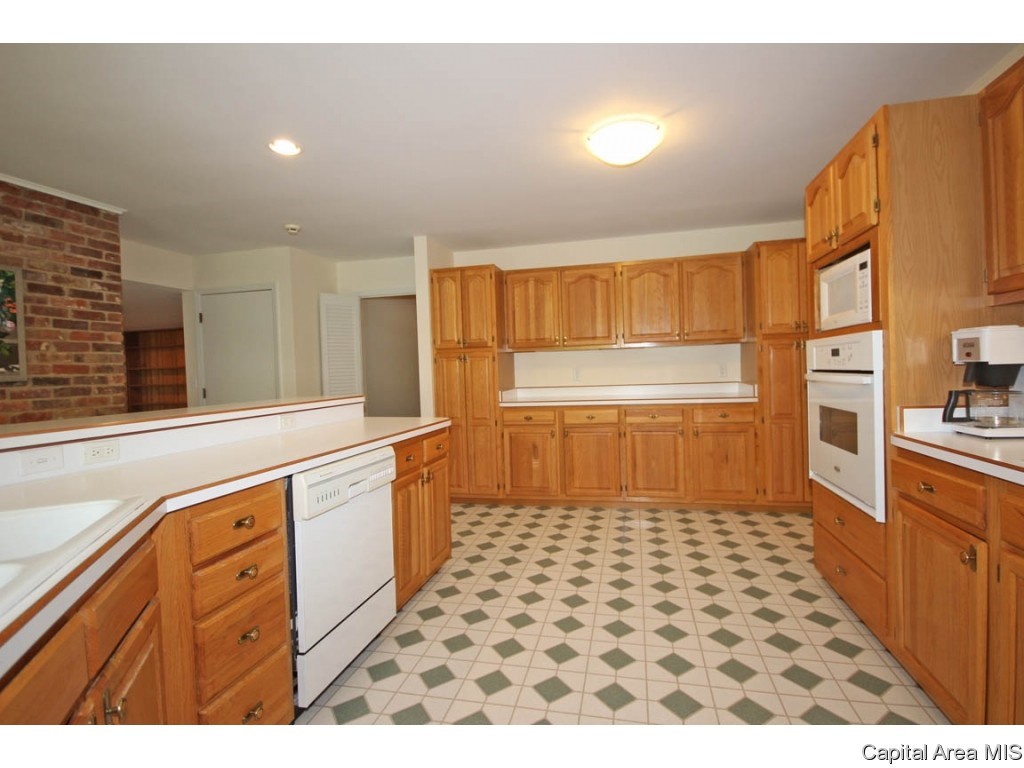 2304 Sylvan Road Springfield, IL 62704 - Photo 9 of 36 Gallery Image 9