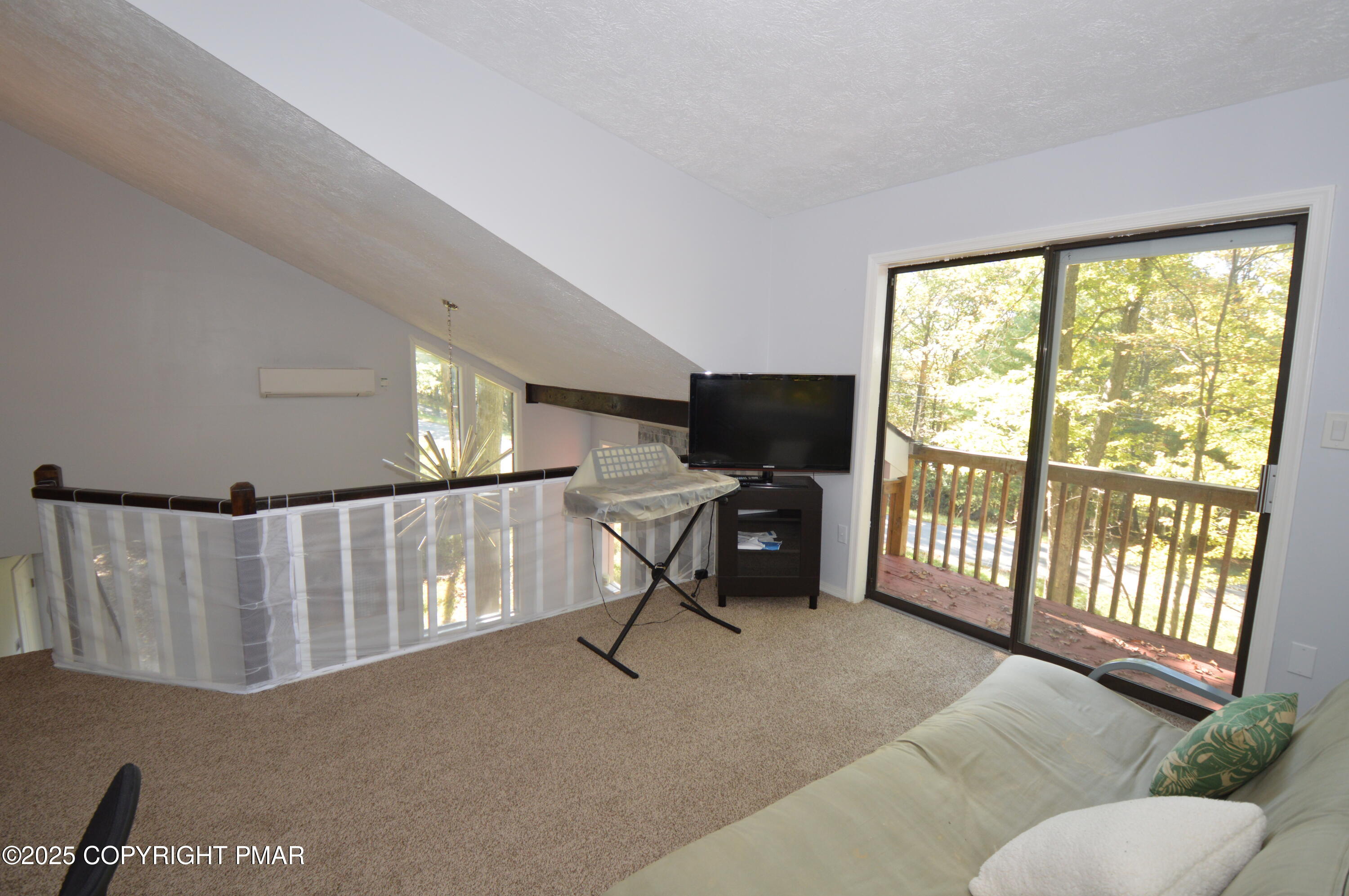 128 Ashley Court Bushkill, PA 18324 - Photo 11 of 43 a view of livingroom with furniture