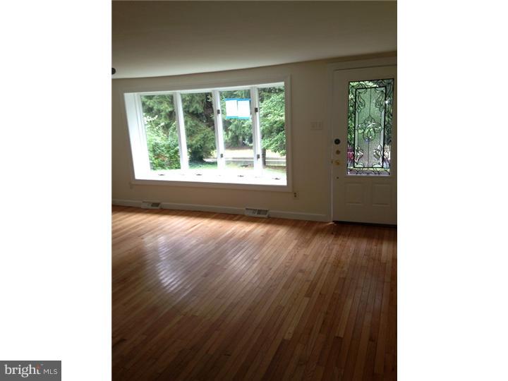 660 Holland Road Southampton, PA 18966 - Photo 4 of 21 Living Room