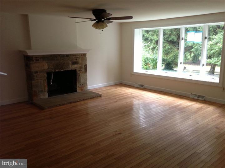 660 Holland Road Southampton, PA 18966 - Photo 5 of 21 Living Room