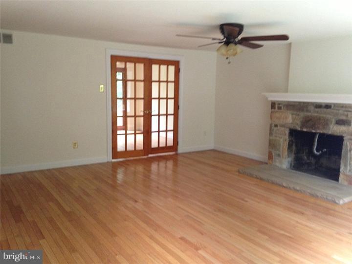660 Holland Road Southampton, PA 18966 - Photo 6 of 21 Living Room