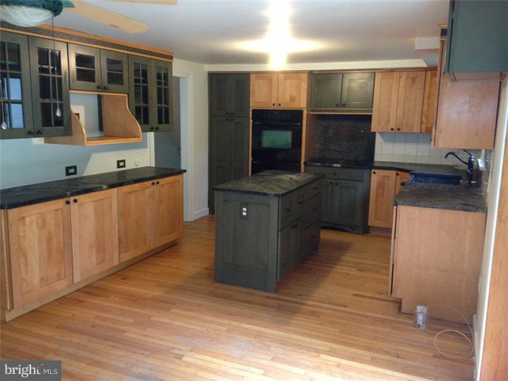 660 Holland Road Southampton, PA 18966 - Photo 10 of 21 Kitchen