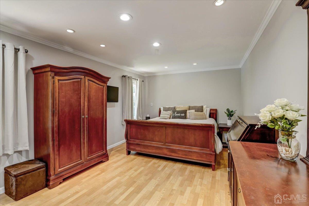 10 William Way Old Bridge, NJ 07747 - Photo 18 of 33 a room with a bed and a potted plant