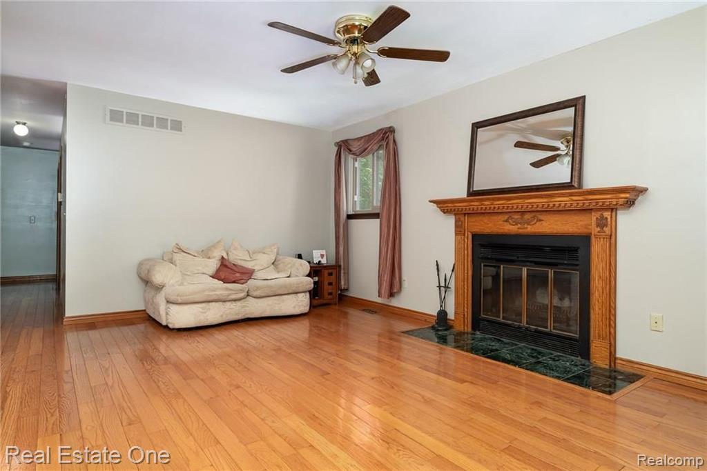 220 Red Oak Lane Rochester Hills, MI 48307 - Photo 2 of 29