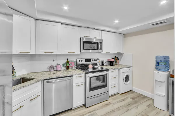 $3,500 | 2000 Presidential Way, Unit 1006, West Palm Beach, FL 33401