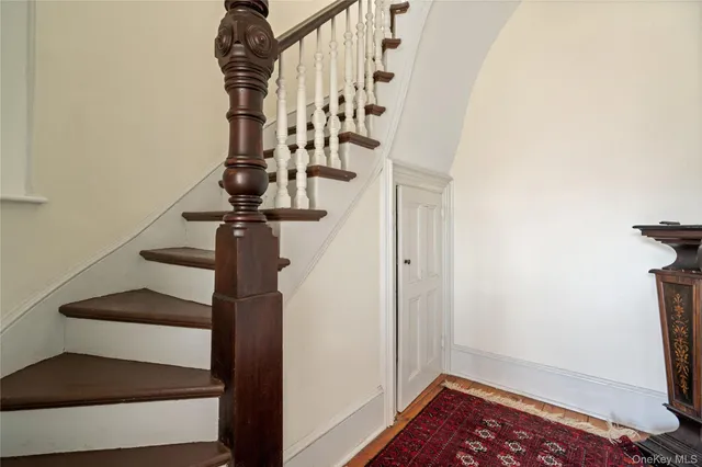 a view of entryway with a workspace