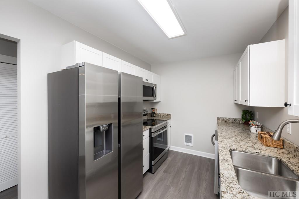 435-3A Overlook Road, Unit 3A Sapphire, NC 28774 - Photo 10 of 57 Gallery Image 10