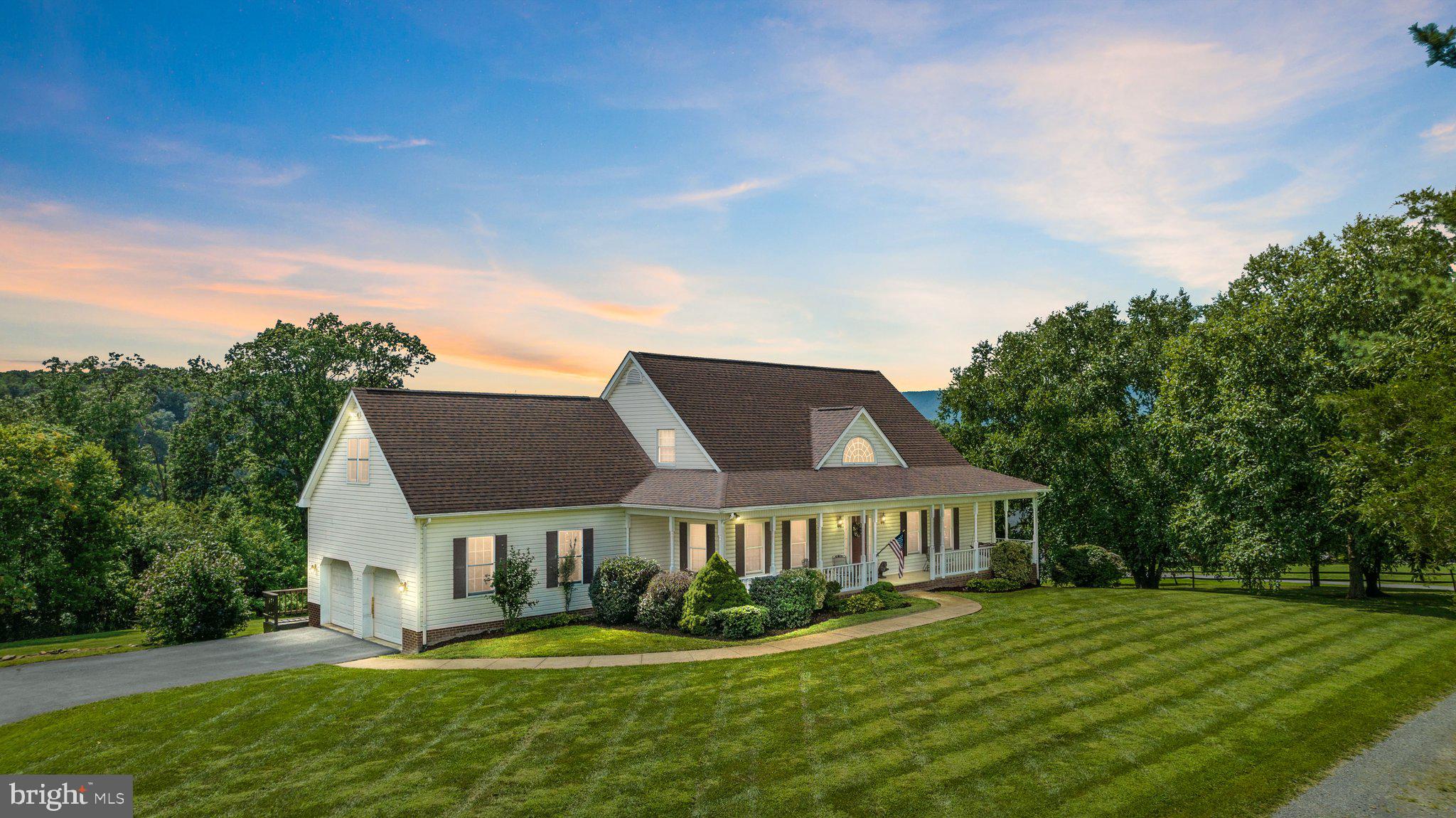 Beautiful Cape Cod on 4.11 acres!