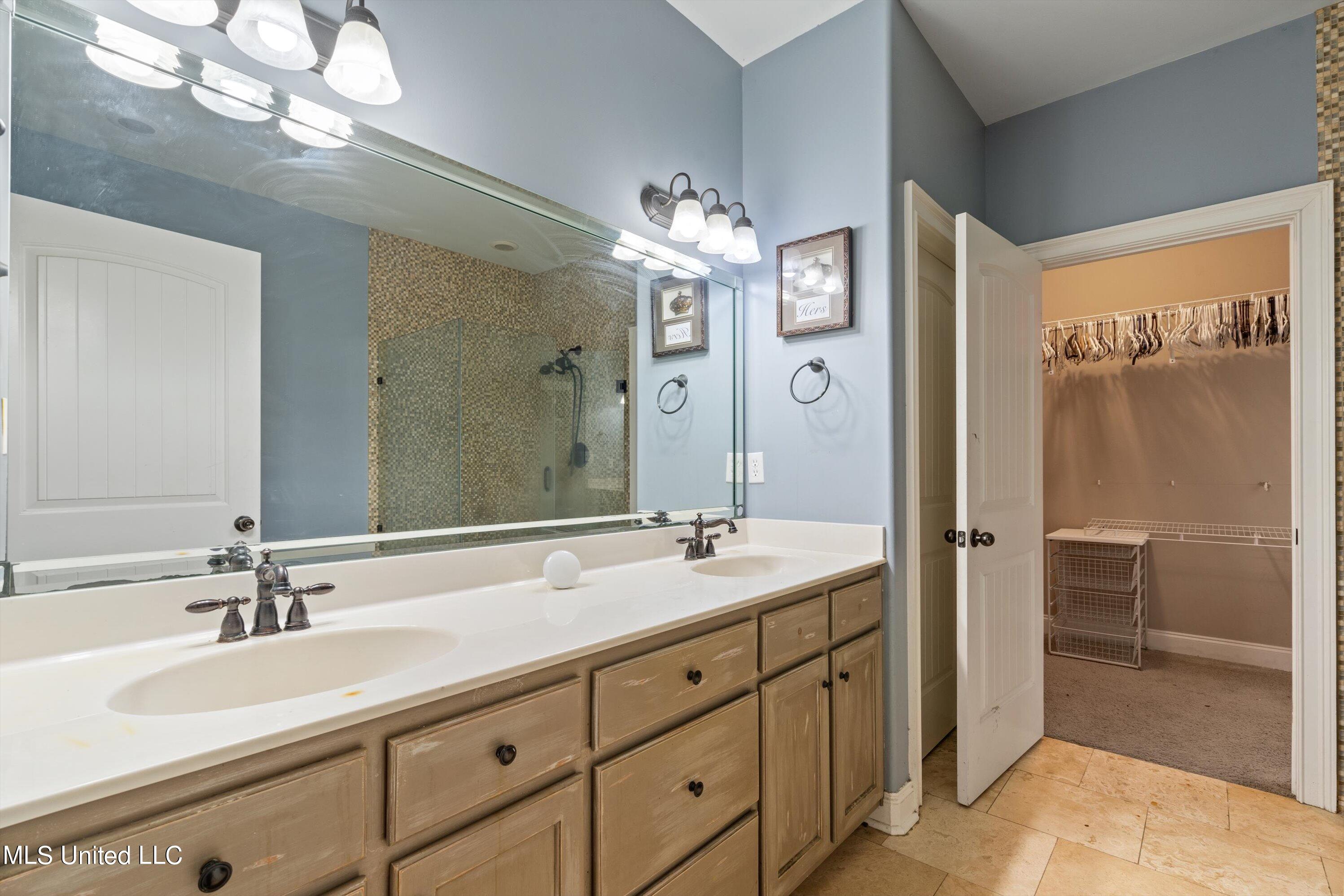 895 Rodeo Way Nesbit, MS 38651 - Photo 19 of 30 19-Primary Bathroom