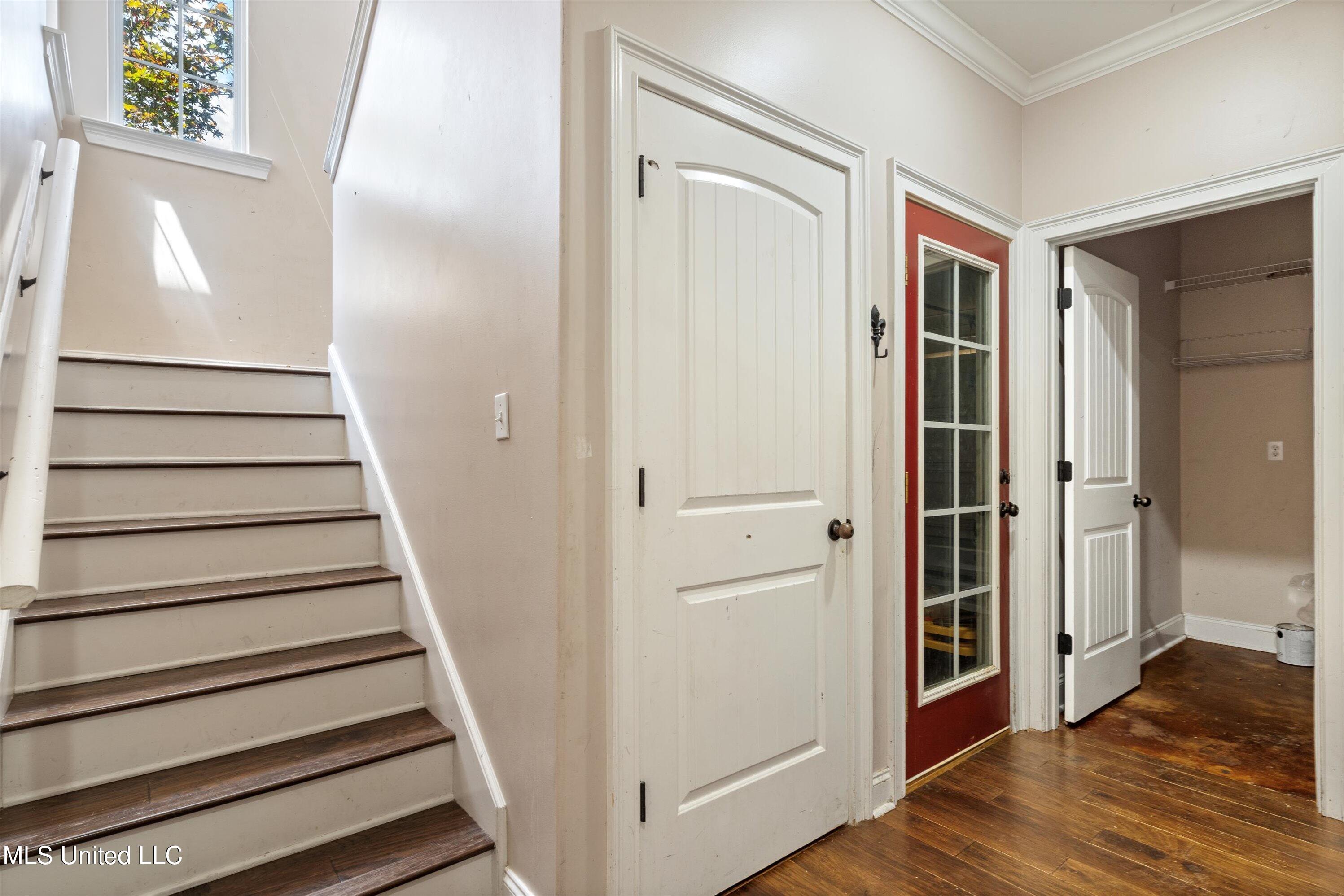 895 Rodeo Way Nesbit, MS 38651 - Photo 21 of 30 21-Stairs