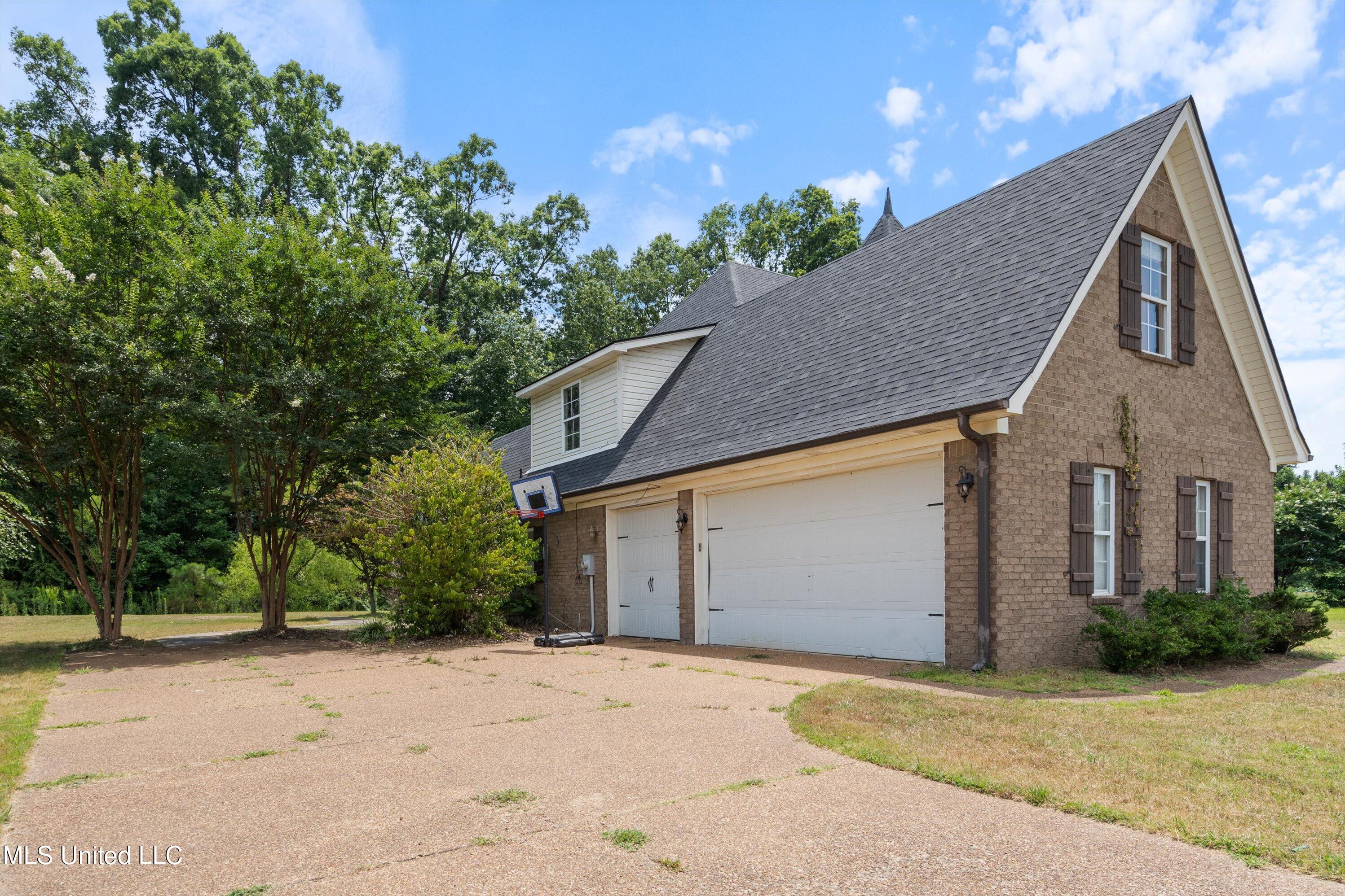 895 Rodeo Way Nesbit, MS 38651 - Photo 30 of 30 30-Drive to Garage
