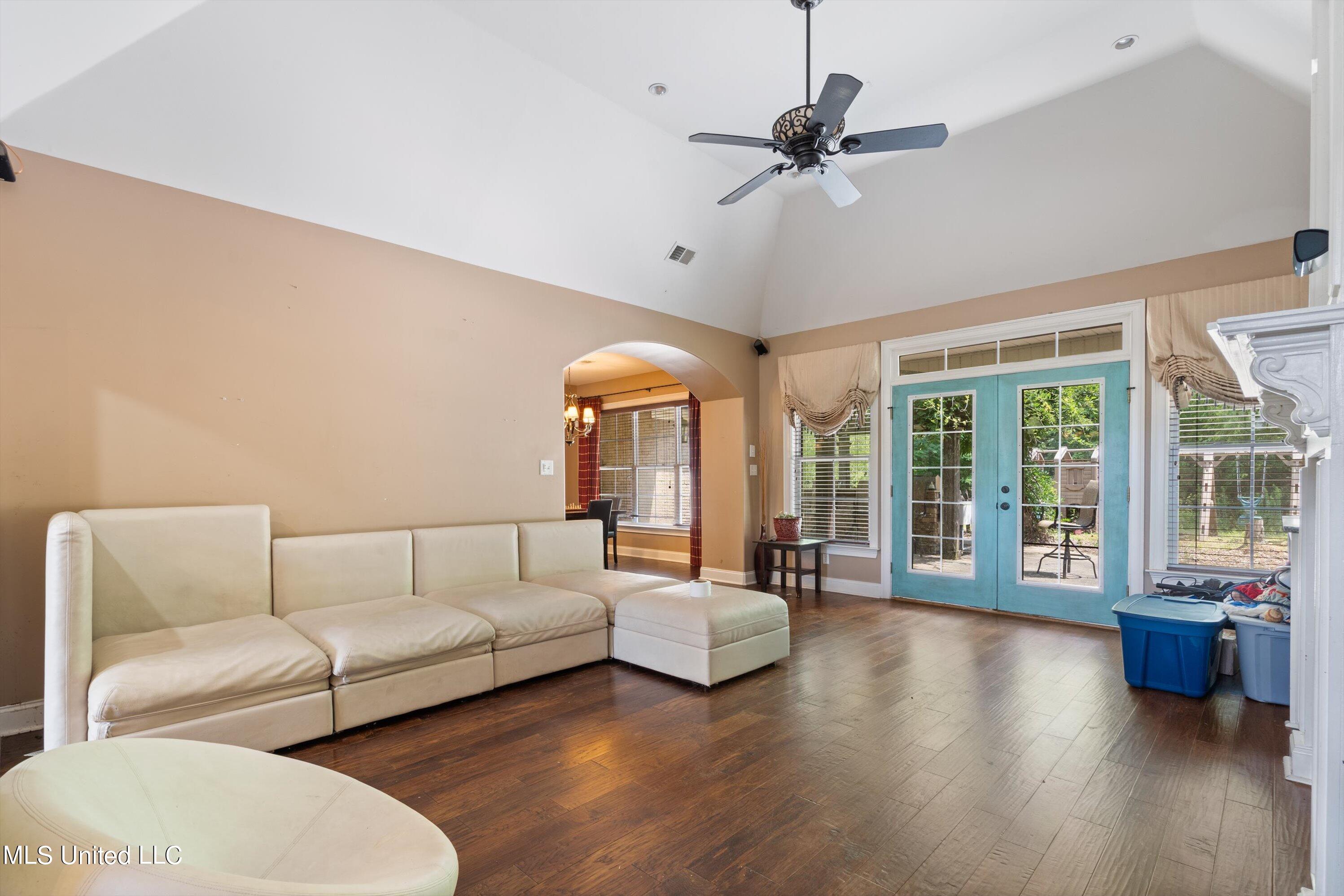 895 Rodeo Way Nesbit, MS 38651 - Photo 7 of 30 07-Living Room