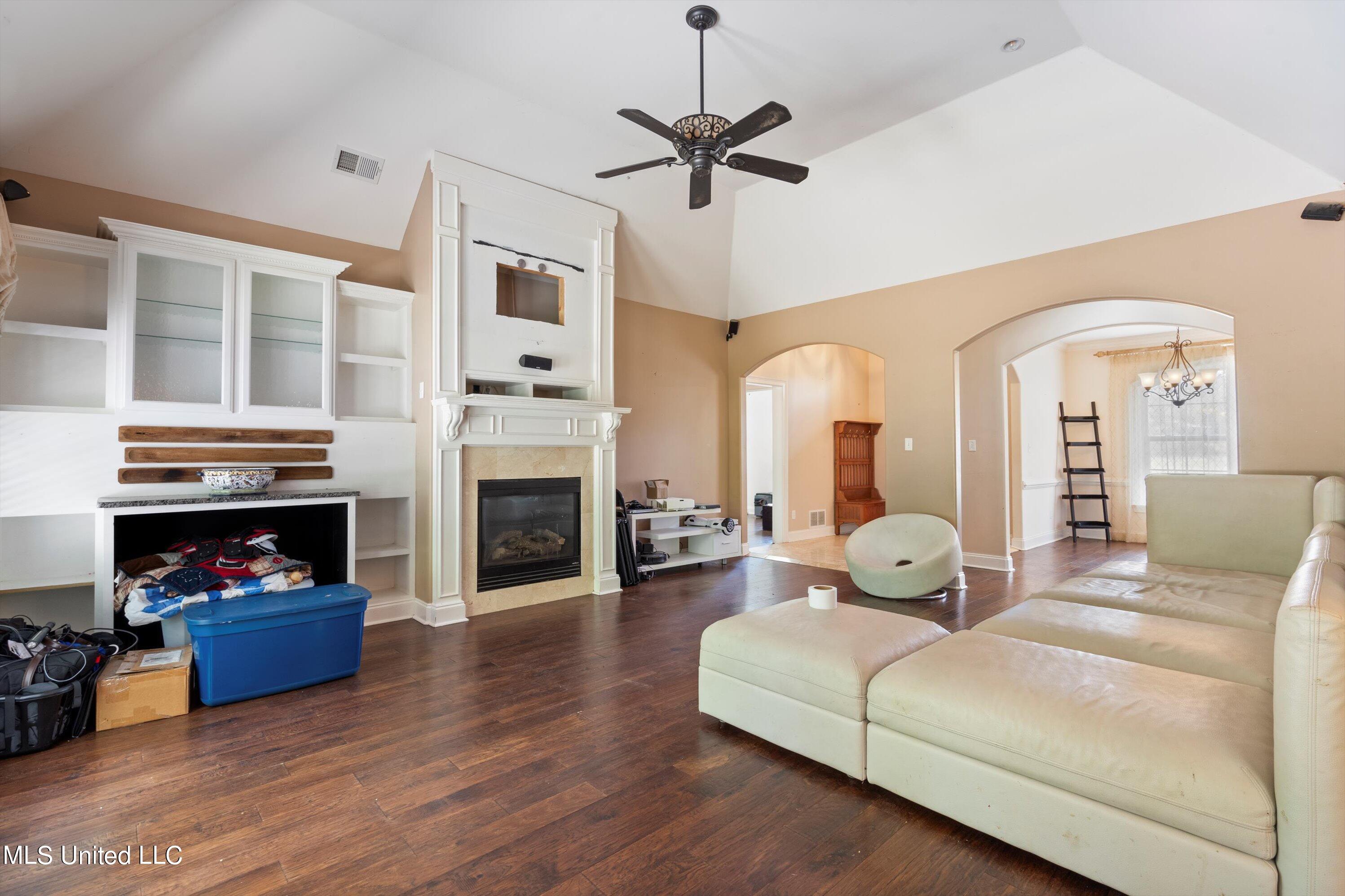 895 Rodeo Way Nesbit, MS 38651 - Photo 8 of 30 08-Living Room