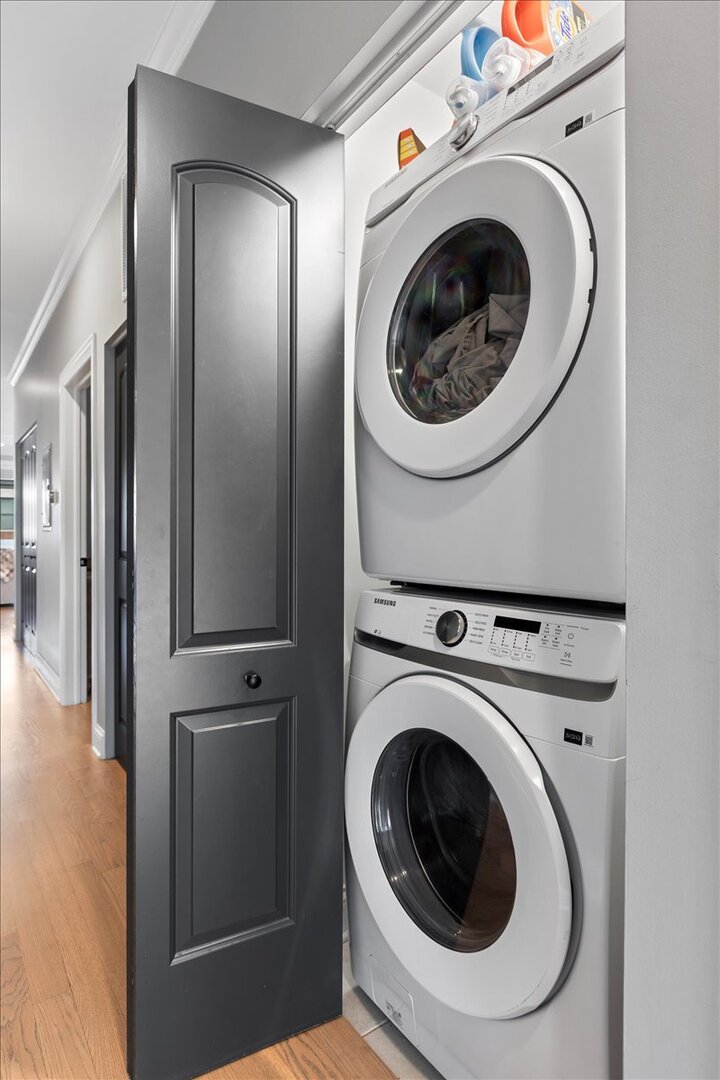 2463 West Foster Avenue, Unit 3 Chicago, IL 60625 - Photo 26 of 31 a utility room with dryer and washer