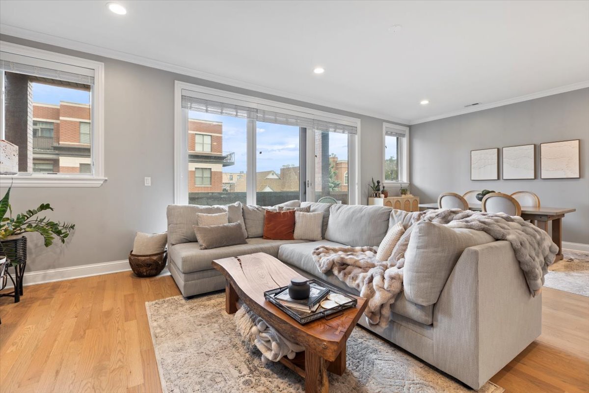 2463 West Foster Avenue, Unit 3 Chicago, IL 60625 - Photo 5 of 31 a bed room with couch and windows