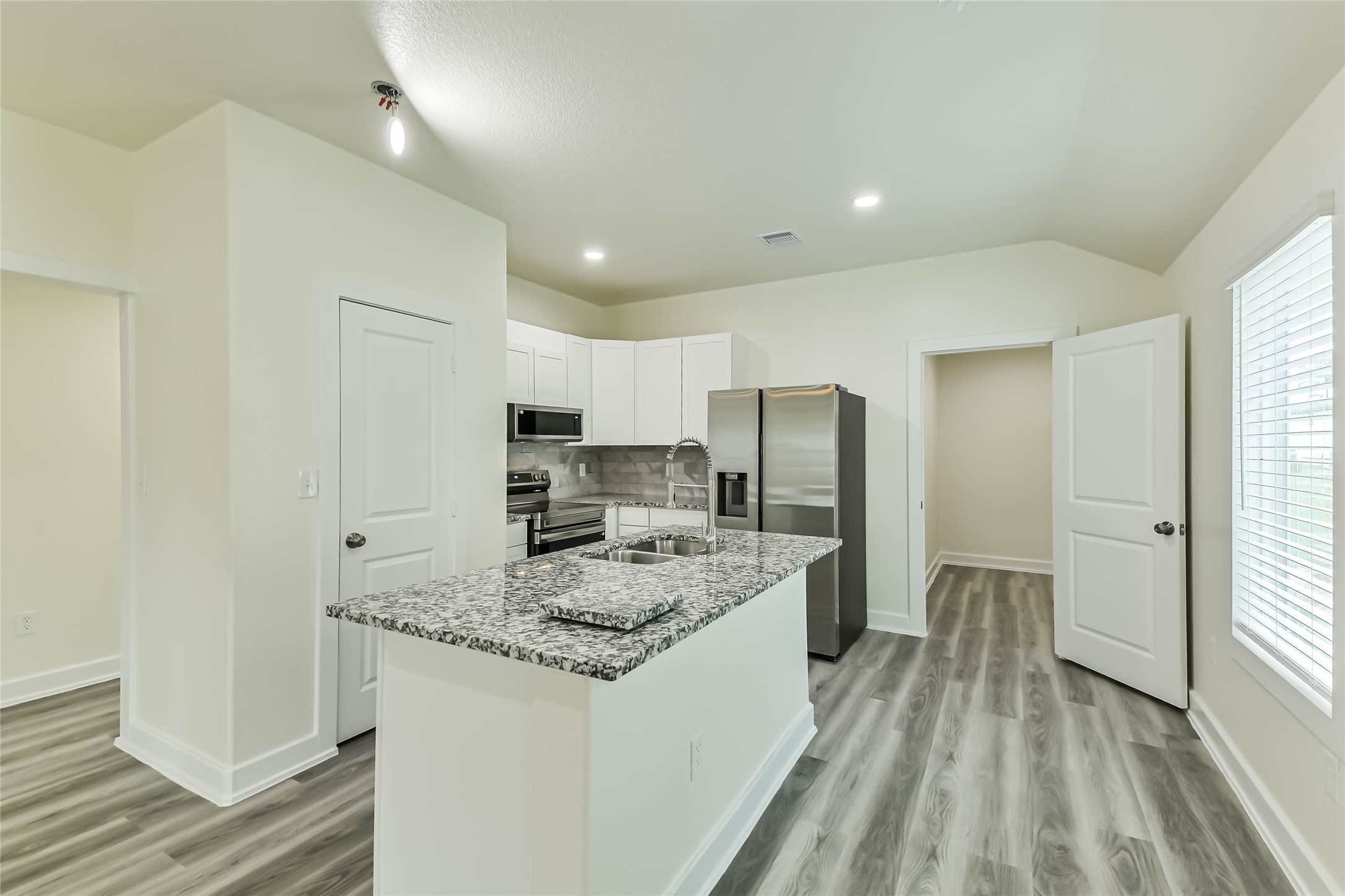 18433 Novarra Drive Conroe, TX 77306 - Photo 9 of 31