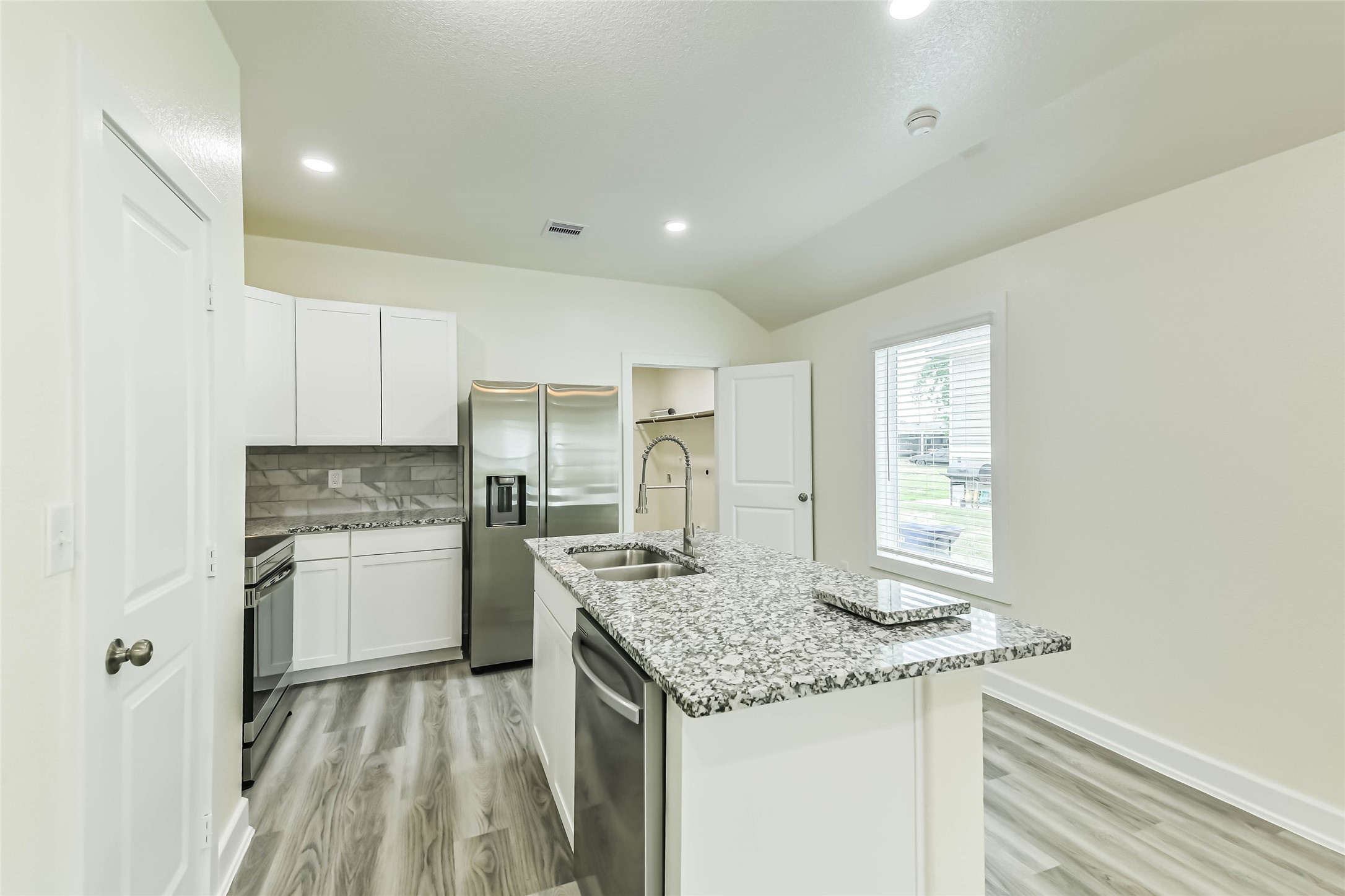 18433 Novarra Drive Conroe, TX 77306 - Photo 10 of 31