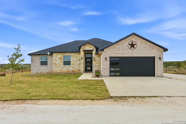 $469,000 | 59 Legend Hills, Uvalde, TX 78801