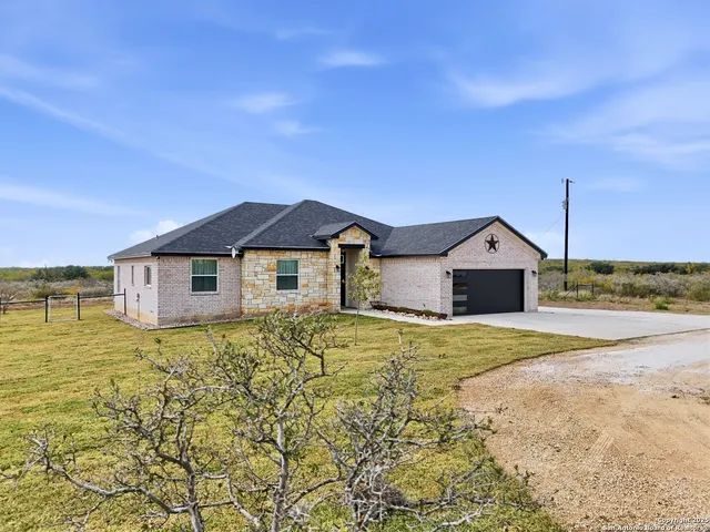 $469,000 | 59 Legend Hills, Uvalde, TX 78801