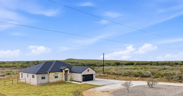 $424,900 | 59 Legend Hills, Uvalde, TX 78801