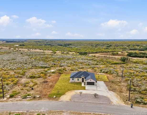 $469,000 | 59 Legend Hills, Uvalde, TX 78801
