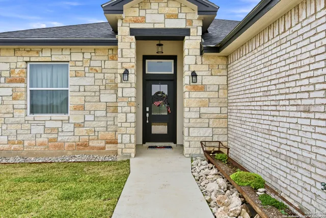 $469,000 | 59 Legend Hills, Uvalde, TX 78801
