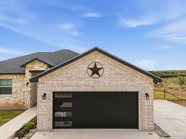 $424,900 | 59 Legend Hills, Uvalde, TX 78801
