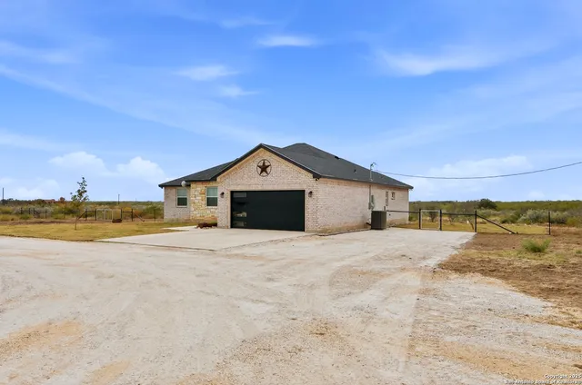 $469,000 | 59 Legend Hills, Uvalde, TX 78801
