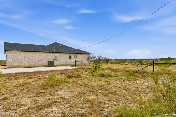 $424,900 | 59 Legend Hills, Uvalde, TX 78801