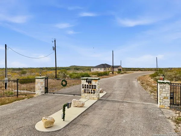 $424,900 | 59 Legend Hills, Uvalde, TX 78801