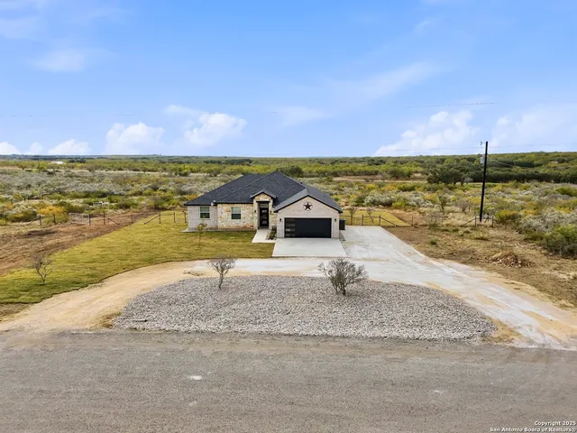 $469,000 | 59 Legend Hills, Uvalde, TX 78801