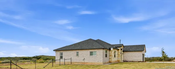 $424,900 | 59 Legend Hills, Uvalde, TX 78801