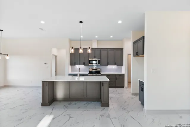 $469,000 | 59 Legend Hills, Uvalde, TX 78801