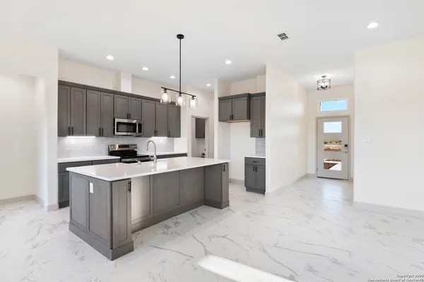$424,900 | 59 Legend Hills, Uvalde, TX 78801