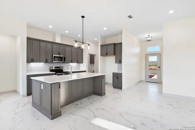 $469,000 | 59 Legend Hills, Uvalde, TX 78801