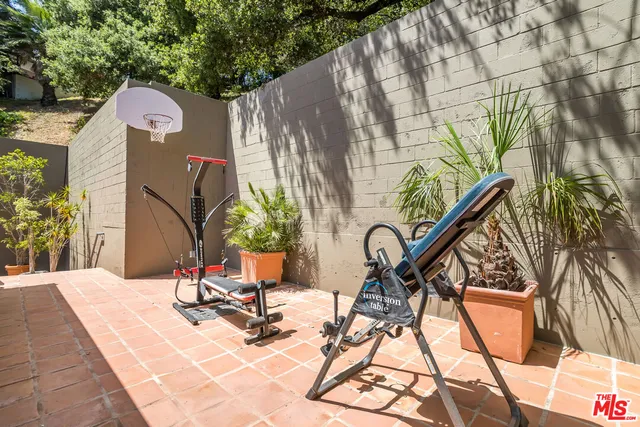 $19,000 | 941 North Norman Place, Los Angeles, CA 90049