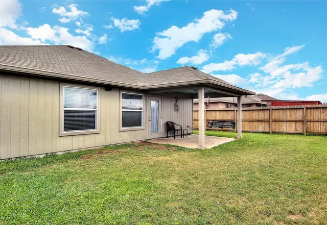 a view of a house with a backyard