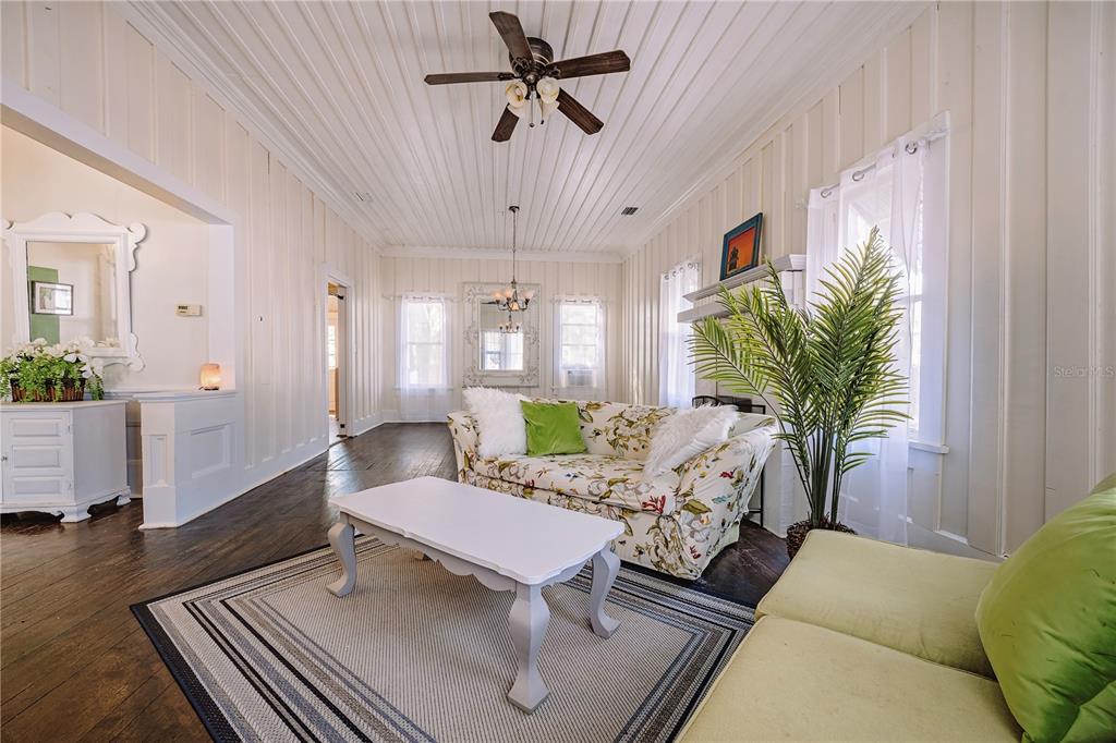 510 East Key Avenue Eustis, FL 32726 - Photo 16 of 40 a living room with furniture