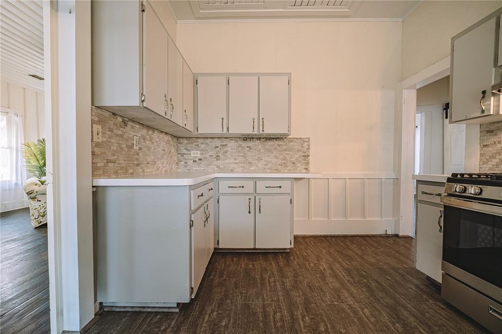 510 East Key Avenue Eustis, FL 32726 - Photo 21 of 40 a kitchen with granite countertop a sink stove and cabinets