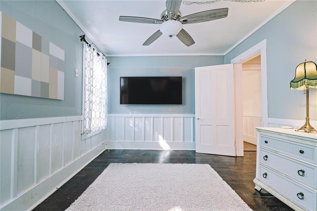 510 East Key Avenue Eustis, FL 32726 - Photo 27 of 40 a living room with furniture and a flat screen tv