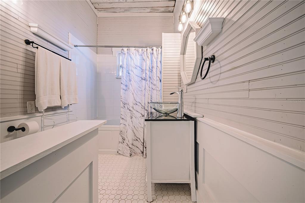 510 East Key Avenue Eustis, FL 32726 - Photo 31 of 40 a bathroom with a sink and a mirror