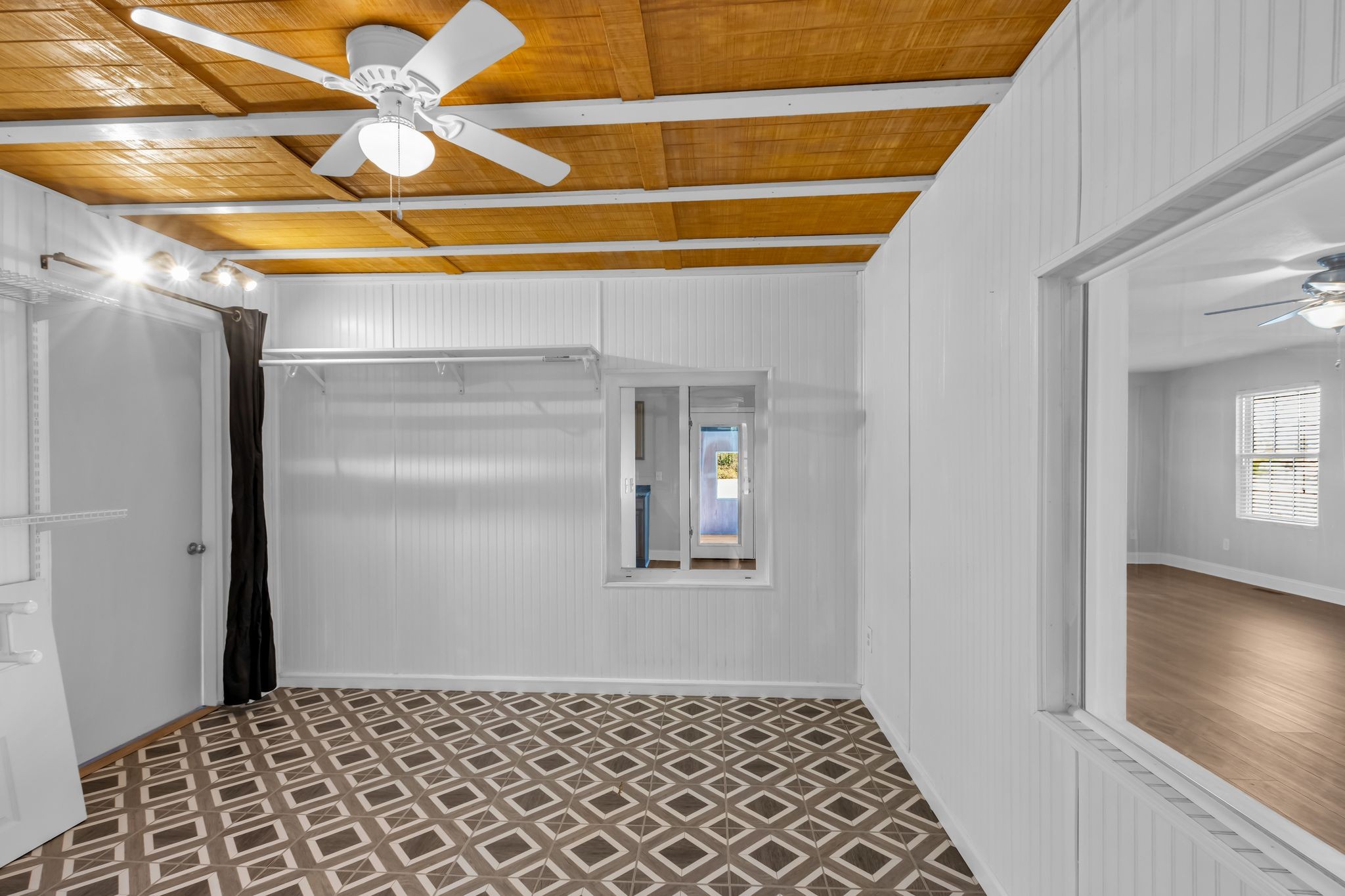 2190 Unionville Deason Road Bell Buckle, TN 37020 - Photo 18 of 33 a view of a hallway