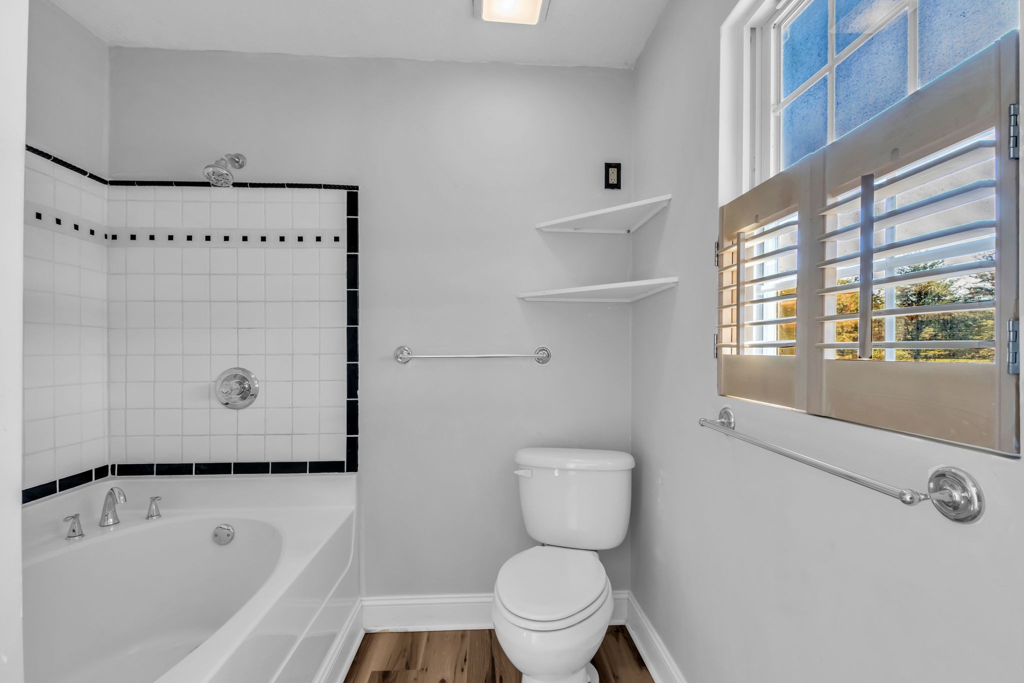 2190 Unionville Deason Road Bell Buckle, TN 37020 - Photo 22 of 33 a bathroom with a toilet and a bathtub