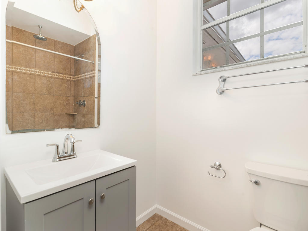 1001 Southeast Ranch Road Northeast Jupiter, FL 33478 - Photo 18 of 32 Bathroom 2