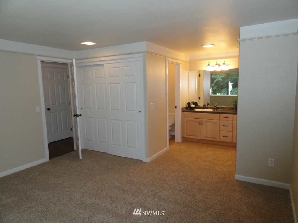 8240 Hansen Road Northeast Bainbridge Island, WA 98110 - Photo 10 of 15 Gallery Image 10